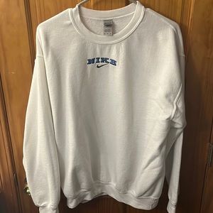 Vintage Style Nike Men’s Crew Neck Sweatshirt (Gildan Men’s M)